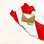 Imágen del mapa del perú con los colores de la bandera, una carta en el centro y un fondo de color rosa