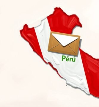 Imágen del mapa del perú con los colores de la bandera, una carta en el centro y un fondo de color rosa