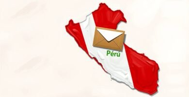 Imágen del mapa del perú con los colores de la bandera, una carta en el centro y un fondo de color rosa